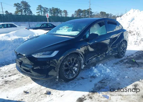 2023 Tesla Model X Dual Motor All-Wheel Drive/Standard Range z USA, uszkodzony, nr VIN 7SAXCDE58PF365509